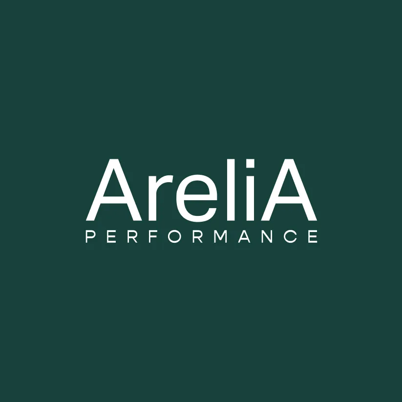 Logo secondaire AreliA Performance blanc sur fond vert foncé.